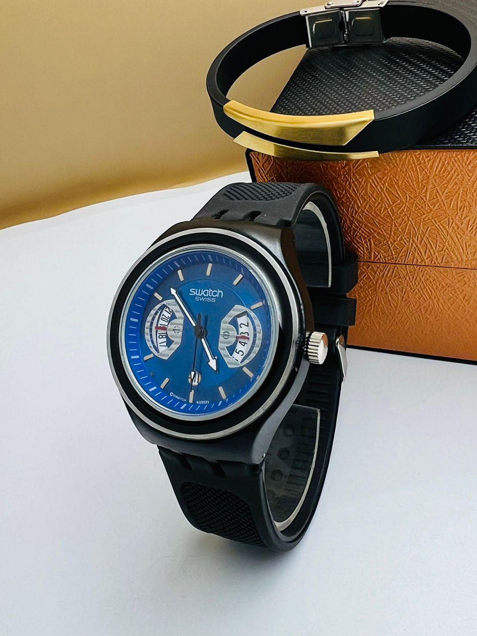 Montre Swatch Chronographe à Bracelet en Caoutchouc Bleu - Sportive et Élégante